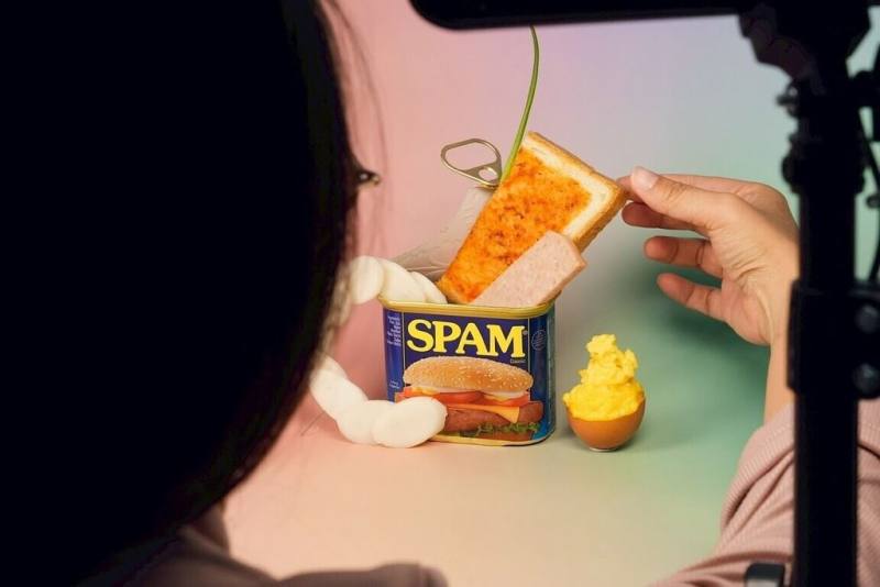 台灣藝術家程仁珮在洛杉磯駐村，作品探討移民家庭的飲食文化，午餐肉（Spam）罐頭等食材經過拆解重組，讓觀眾有各自解讀與想像的空間。（程仁珮提供）