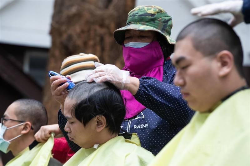 圖為在台中成功嶺的役男，接受被稱為「髮婆」的理髮阿姨剃頭。（中央社檔案照片）