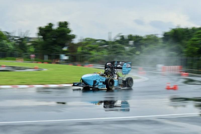 台北科技大學學生方程式賽車隊近日參加2025第5屆FST台灣盃學生方程式聯賽，以第8代電動賽車成為首支完成30圈耐久賽事的隊伍，拿下年度第1名。（北科大提供）