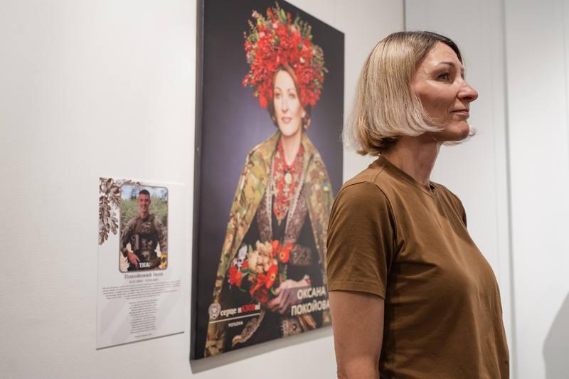 奧克薩娜指失去兒子後，長期沉浸在哀痛中，後來透過繪畫與校園巡講慢慢復原，是次亦參與展覽籌備，盼望幫助失去至親的女性。