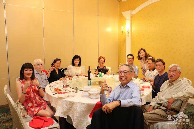 林美玲僑務委員（後方站立者）與僑領合照