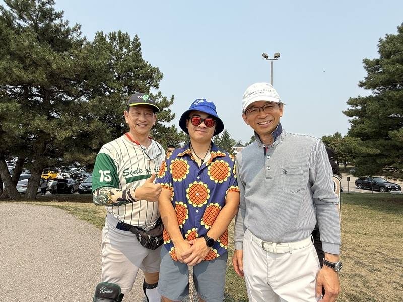 前世界台灣同鄉會秘書長羅益世（左）與兒子（中），共同參加多倫多「福爾摩沙盃壘球賽」，與駐多倫多台北辦事處長梁毅鵬（右）合影。