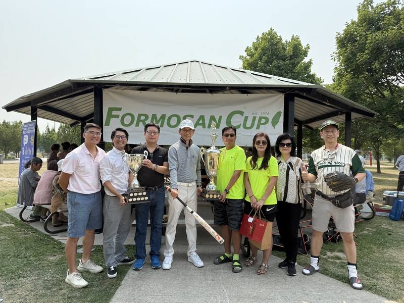 每年8月在加拿大多倫多舉行的「福爾摩沙盃壘球賽」今年51歲。駐多倫多台北辦事處長梁毅鵬（左4）應邀觀賽，與球賽主辦人洪維展（右4）、台北僑教中心主任藍柏青（左3）、前世界台灣同鄉會祕書長羅益世（右1）等人合影。