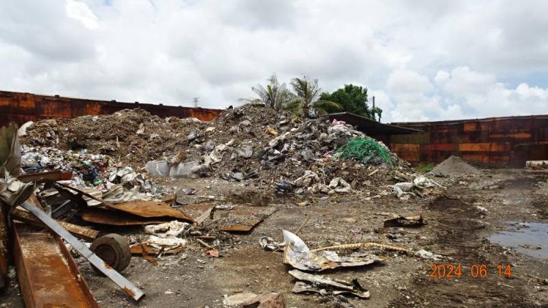 高雄非法轉運站堆置廢棄物情形