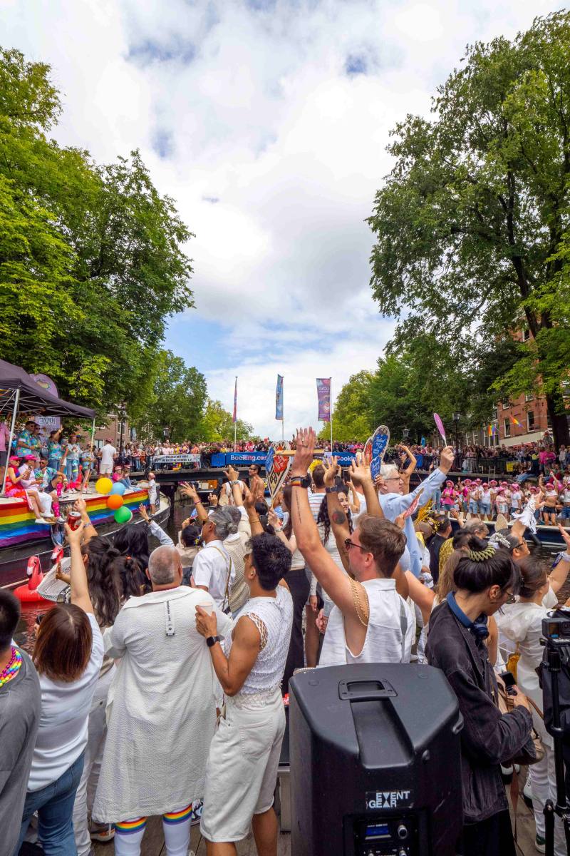 河道兩側熱情的民眾（@Tao.Co_studio提供）