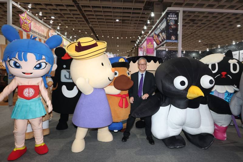 黑潮星樂園IP人偶熱情簇擁爭相合影，讓文化部長李遠差點無法招架。