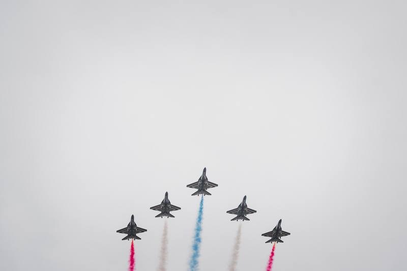 空軍5日在空軍岡山基地舉辦「雷虎小組傳承交接典禮」，擔任雷虎新機種的AJT勇鷹高教機施放色彩煙，編隊衝場通過觀禮台。