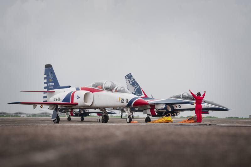 空軍5日在空軍岡山基地舉辦「雷虎小組傳承交接典禮」，AT-3（左）、勇鷹（右）完成空中分列式落地後，由地勤人員協助下進行關車程序。
