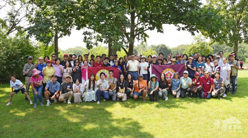 成功大學校友會年度戶外野餐合影