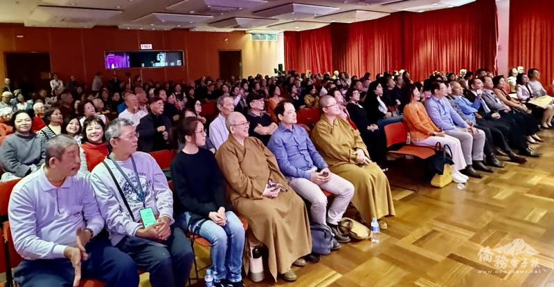 臺下觀衆隨著旋律一起合唱