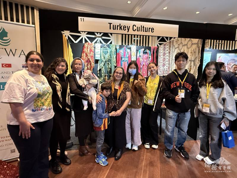 FASCA學員與多國族裔友人合影