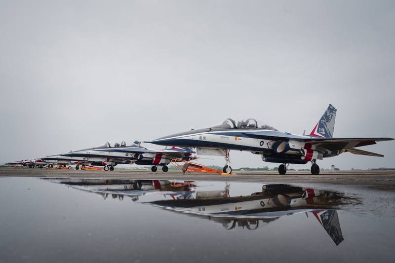 空軍5日在空軍岡山基地舉辦「雷虎小組傳承交接典禮」，圖為停放於大坪的勇鷹高教機。
