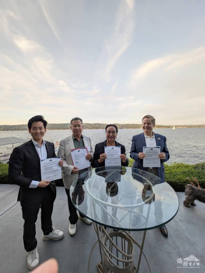 西雅圖台灣青商會會長曾立為（左一）、僑務委員温在興（左二）、僑務諮詢委員吳小燕（右二）及拉丁裔商會會長Marcos Wanless（右一）合影