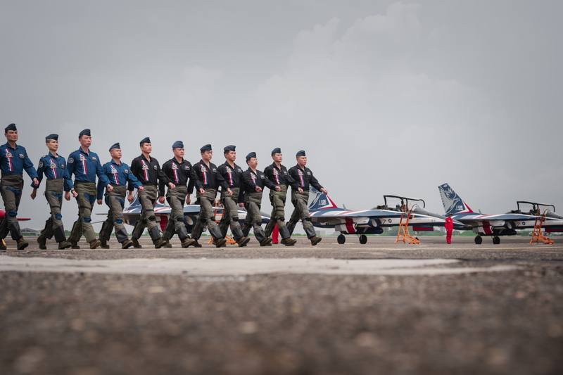 空軍5日在空軍岡山基地舉辦「雷虎小組傳承交接典禮」，AT-3與勇鷹飛官列隊前往觀禮台，聽取交接命令。