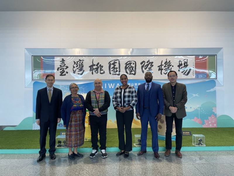 友邦駐日內瓦聯合國常任代表訪台團乙行抵台，外交部國際組織司司長孫儉元（左一）代表接機。訪團成員包括瓜地馬拉常代José Francisco Calí Tzay大使（左三）、瓜地馬拉常代夫人 Balan Argueta de Calí（左二）、海地常代Ann-Kathryne Lassègue大使（右三）、海地常代夫婿Georges Philippe Jean（右二）及陪同訪團的駐日內瓦辦事處處長李冠德（右一）