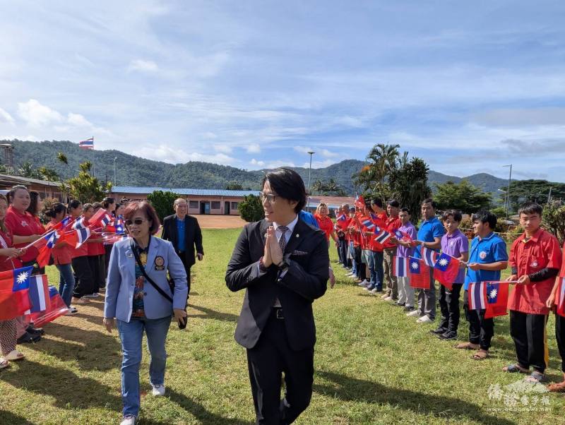 董思齊一行受到學校師生歡迎