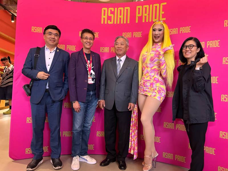 駐荷蘭代表處大使田中光（右三）、巴文中心主任胡晴舫（右一）、亞洲驕傲協會與妮妃雅（右二）合影（阿姆斯特丹亞洲驕傲協會提供）