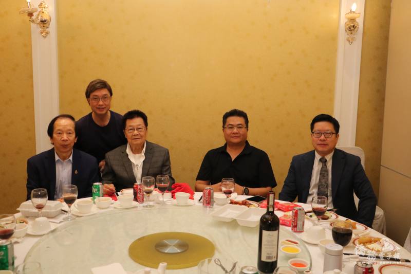 藍柏青（右一）、張銓中（右二）、僑務諮詢委員楊俊宏（左一）、麥錦鴻（左二）、王明志（後）合影。