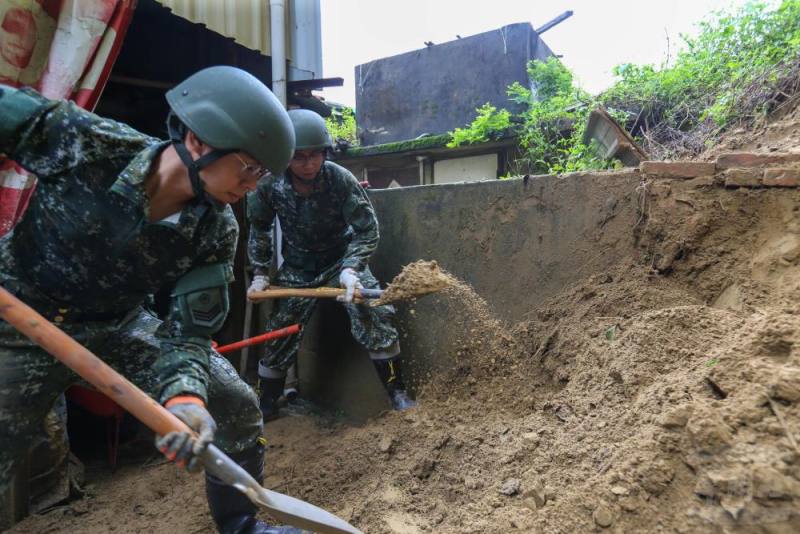第四作戰區4日協助臺南龍崎地區執行環境復原工作。（軍聞社記者侯凱議攝）