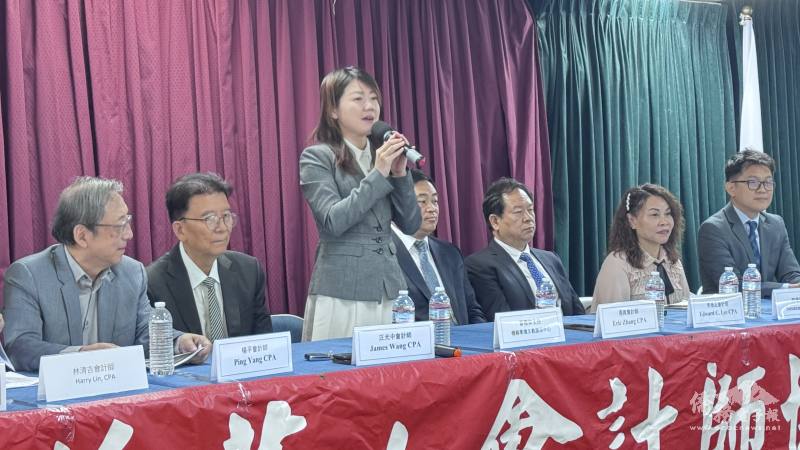 橙縣文教中心主任蕭蓓如感謝北美華人會計師協會提供寶貴財經資訊
