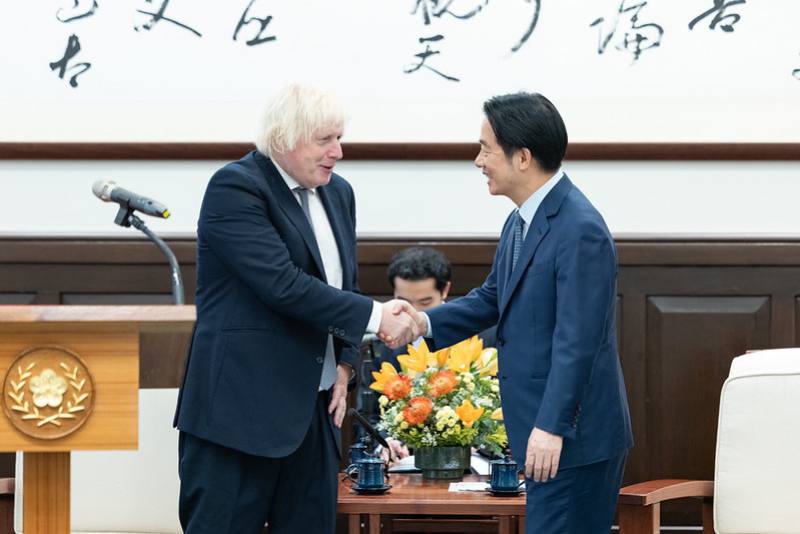 President Lai shakes hands with former UK Prime Minister Boris Johnson.