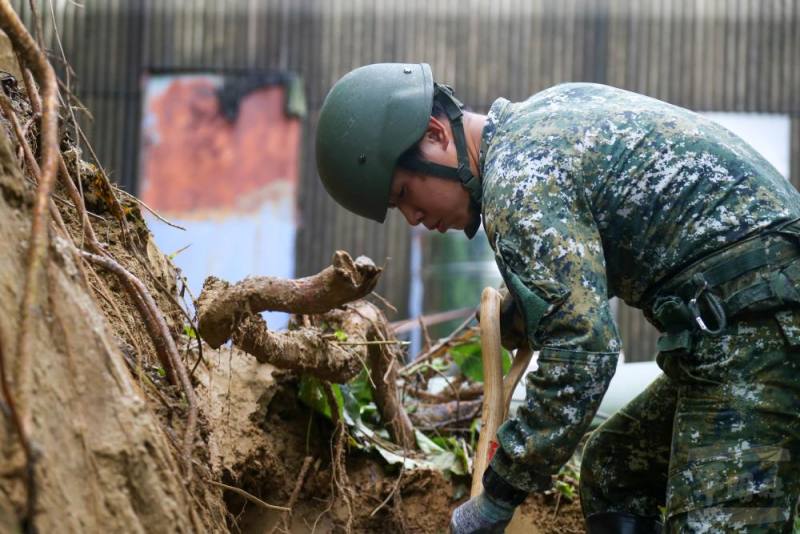 第四作戰區協助臺南龍崎地區執行環境復原工作。（軍聞社記者侯凱議攝）