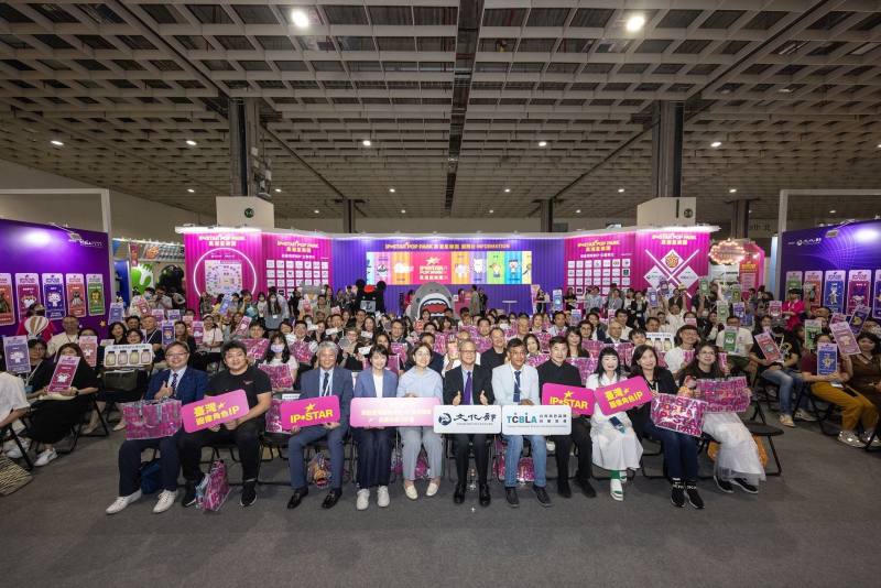 文化部黑潮計畫補助臺灣原創角色組成的「黑潮星樂園展區」8月5日正式開展。文化部長李遠（右6）、台灣連鎖暨加盟協會理事長蔡德忠（左3）、新媒體暨影視音發展協會理事長李芃君（右2）、保證責任臺北市台北地下街場地利用合作社理事主席劉育豪（左1）、社團法人動畫特效協會理事長林家齊（左2）一同揭開序幕。