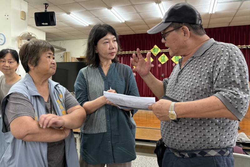 首頁 / 地方
台南啟動建材銀行機制　邀匠師助農村老屋災後修繕
2025/8/5 11:01（8/5 11:16 更新）
台南市文化局推出韌性農村災後修繕行動系統計畫，首案選在柳營區八翁里，局長黃雅玲（右2）於說明會中與居民溝通。（台南市文化局提供）