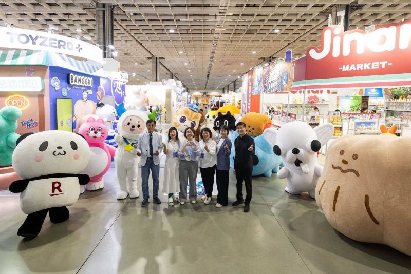 文化部政務次長王時思（左3）、嘉義市長黃敏惠（左4）、台灣角色品牌授權協會理事長鄭文福（左1）、品牌商展區總監汪麗琴（左2）、文化內容策進院院長王敏惠（右2）、台灣設計研究院張院長基義（右1）於品牌商展開幕與參展知名IP人偶合照，鼓勵大家逛展購買。