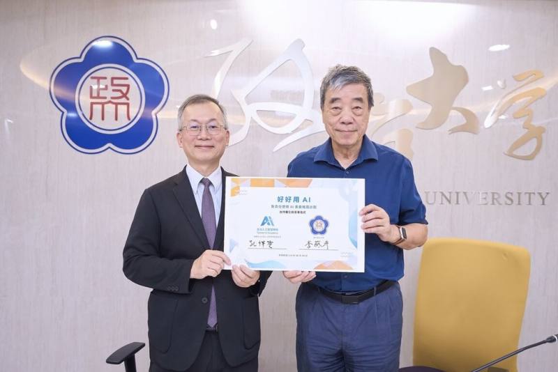 政治大學校長李蔡彥（左）與台灣人工智慧學校校長孔祥重（右）5日簽署合作備忘錄，雙方將攜手推動AI素養推廣計畫。（政大提供）