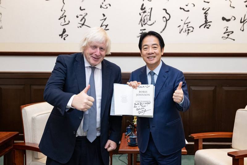 Former UK Prime Minister Boris Johnson presents President Lai with his memoir, UNLEASHED.