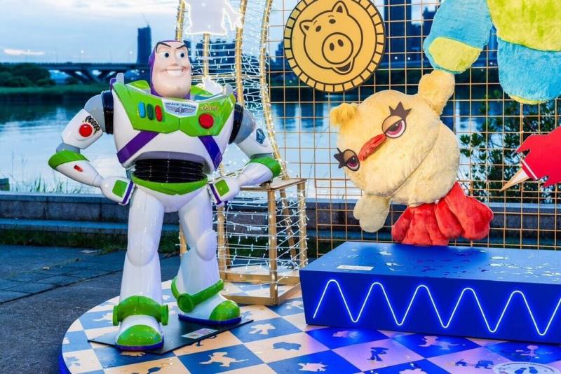 2025大稻埕夏日節6日登場，台北市觀傳局說，不僅有4場璀璨煙火秀，還搭上經典動畫「玩具總動員」30週年，聯手打造主題裝置打卡點。（台北市觀傳局提供）