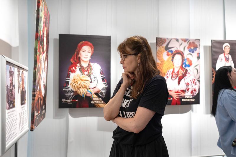 烏俄戰爭延燒至今，估計已有逾4萬5000名烏克蘭士兵陣亡。基輔歷史博物館與陣亡士兵家屬組織合作舉辦攝影展，為讓社會記住失落的生命。