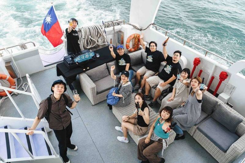 駁二藝術特區「嬉啤派對」預計2025年國慶連假登場，並推出前導活動「海陸聯酩．精選出航」，帶領參加民眾從陸上的哈瑪星號轉乘海上的文化遊艇。（高雄市文化局提供）（禁止酒駕，飲酒勿開車，飲酒過量，有害健康。）