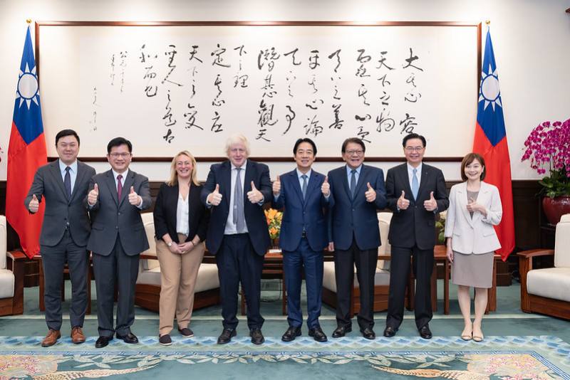 President Lai poses for a photo with a delegation led by former UK Prime Minister Boris Johnson.