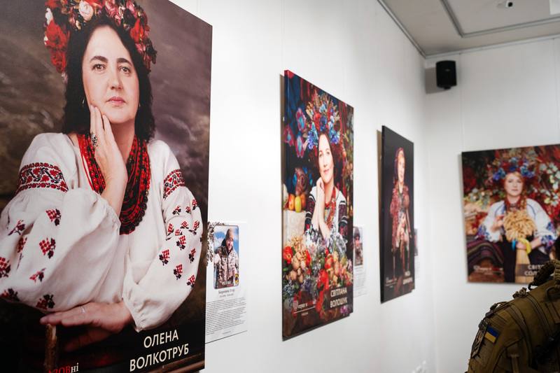 基輔歷史博物館與陣亡士兵家屬組織合作，邀請20位失去至親的母親與妻子，穿上傳統刺繡服維什萬卡拍照，舉辦攝影展紀錄她們的哀傷與堅韌。