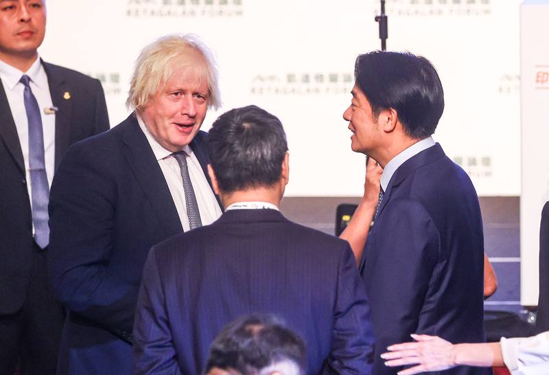 President Lai Ching-te (right) greets former British Prime Minister Boris Johnson (right) in Taipei on Tuesday. CNA photo Aug. 5, 2025