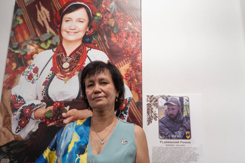 拉麗莎指兒子羅曼（右）從小正直熱心，為國抗敵，但不幸在馬立波陣亡。