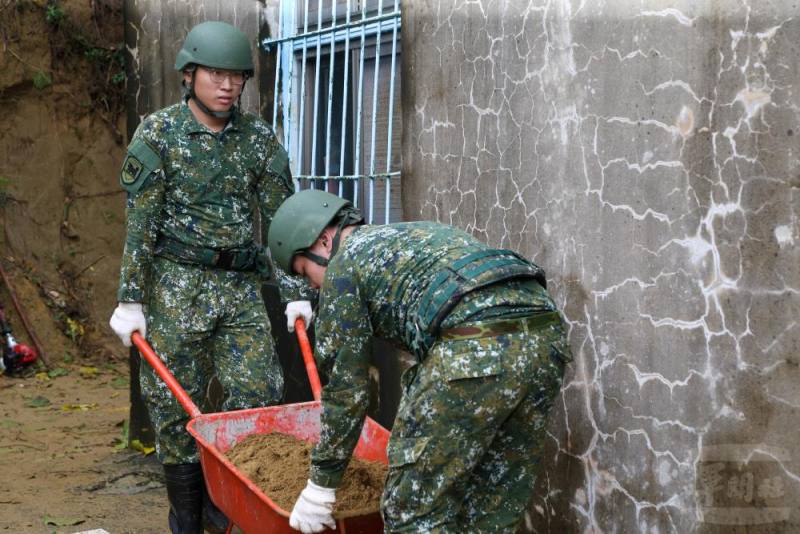 官兵協助土石清運。（軍聞社記者侯凱議攝）