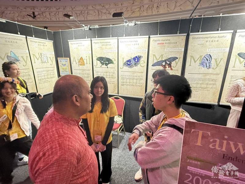 FASCA學員與外國友人介紹臺灣蝴蝶