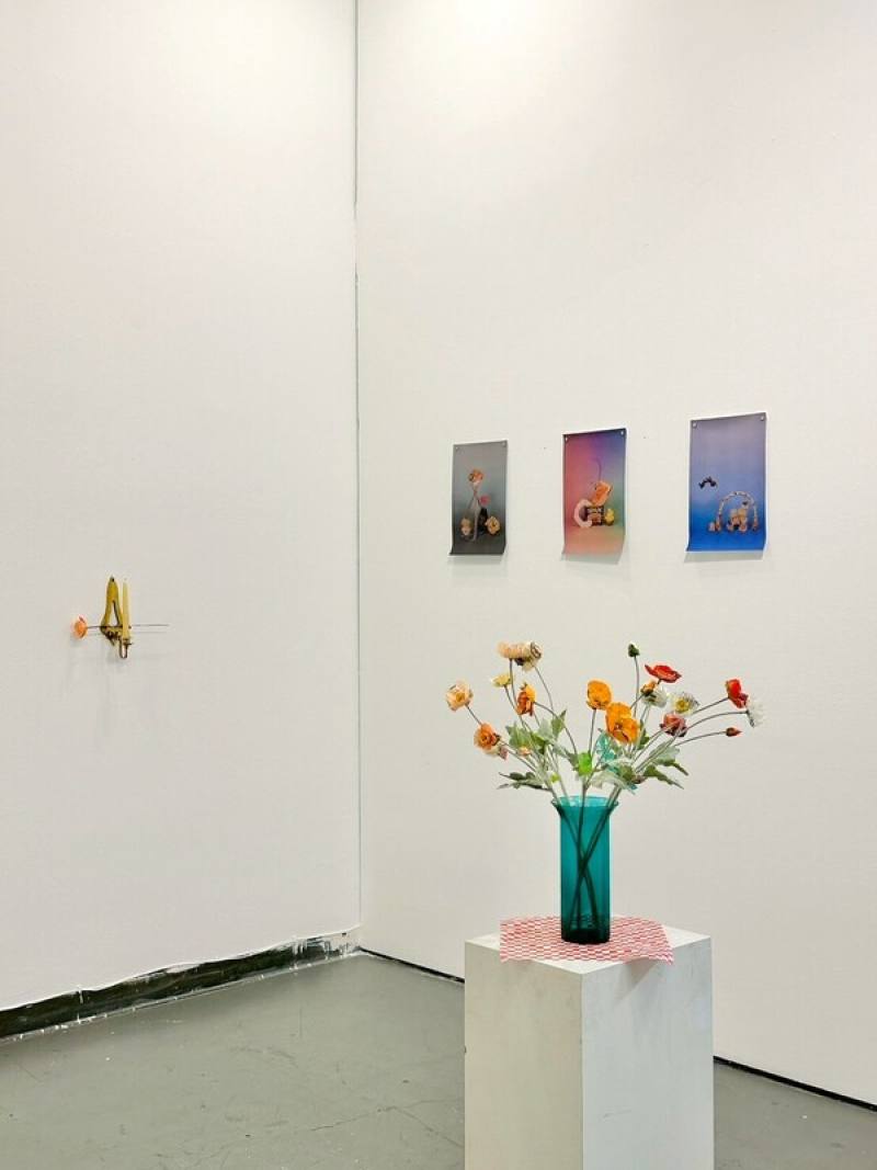 台灣藝術家程仁珮在洛杉磯展出「食譜是尋找家鄉的藏寶圖」，透過田野調查與藝術創作，探討移民家庭的飲食文化。