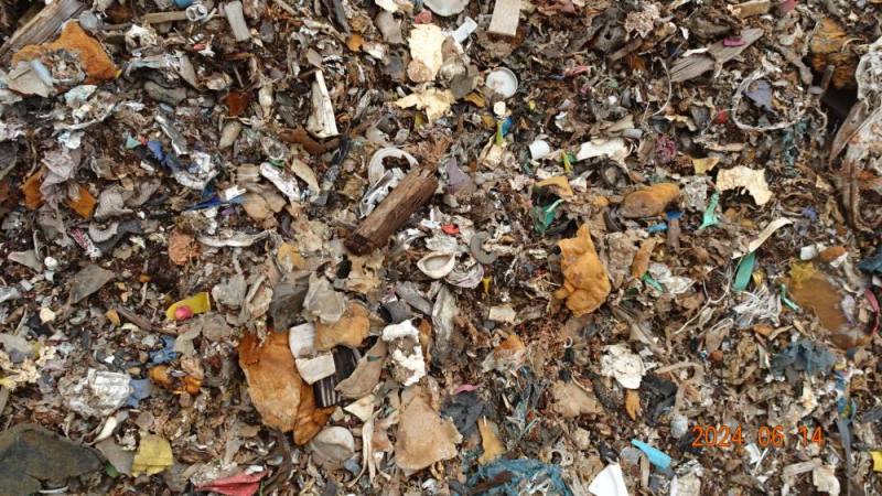 現場查獲廢泡棉、廢橡膠及廢塑膠膜等混合廢棄物