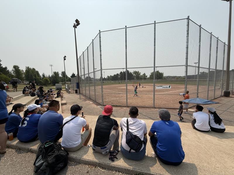 「福爾摩沙盃壘球賽」1974年由一群北美台灣年輕人創立，每年8月在加拿大多倫多舉行，大家以球會友，凝聚社區力量。