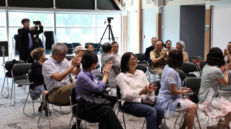 主辦單位預訂兩輛大巴接送法拉盛已購票觀眾至會場來回