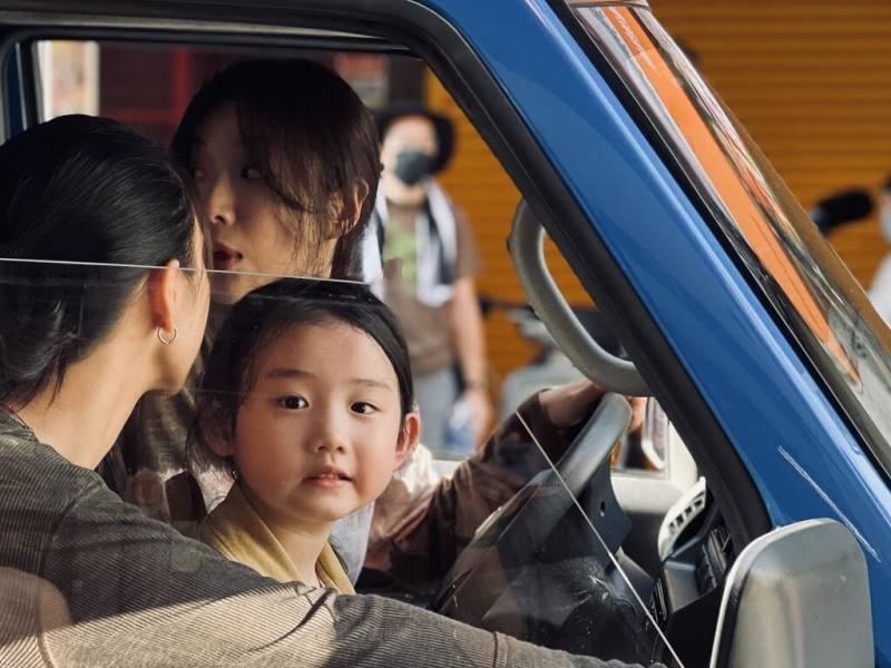 演員蔡淑臻（後）主演旅美台灣導演鄒時擎執導的電影「左撇子女孩」，6日電影傳出捷報，公布入選多倫多影展「焦點單元」，將於9月6、7日在當地放映。（光年映畫提供）