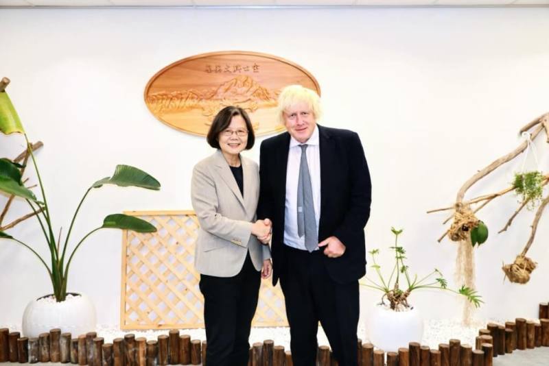 前總統蔡英文（左）與英國前首相強生（右）。（圖取自facebook.com/tsaiingwen）