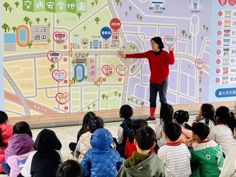 台北市教育局6日發布北市高中職、國中、國小等3組，共6校獲教育部交通安全教育訪視評為特優，其中新湖國小強調交通安全教育結合日常生活，以情境體驗將交通安全素養帶入家庭。（台北市教育局提供）