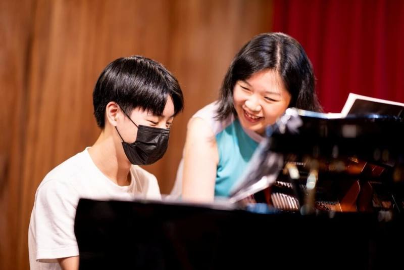 鳴石鋼琴音樂節邁入第2屆，這個小而美的音樂節10名音樂家師資全部來自台灣。圖為鋼琴家廖皎含（右）2024年上課畫面。（鳴石音樂空間提供）