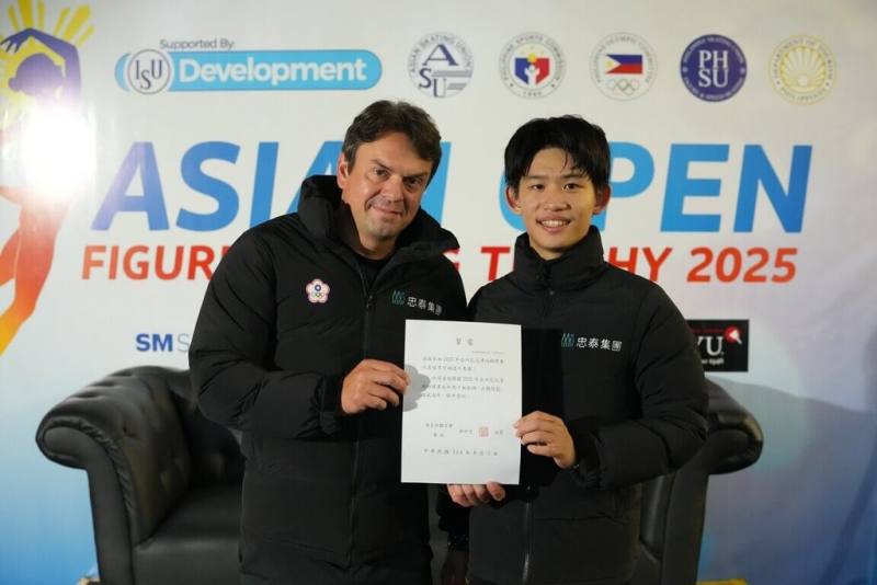 2025亞洲花式滑冰錦標賽昨晚於馬尼拉落幕，台灣滑冰新星李宇翔（右）5日在成人組取得銀牌。（中華民國滑冰協會提供）