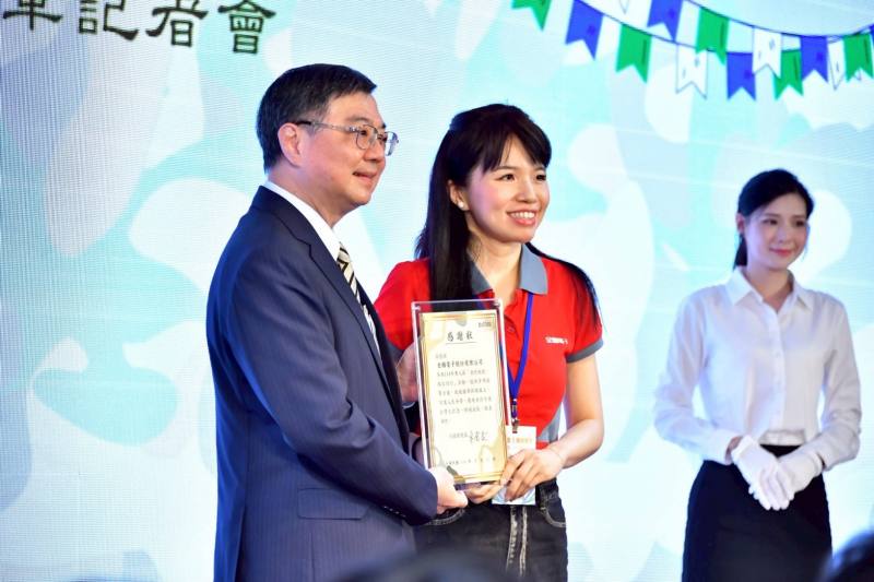 卓院長感謝國籍航空公司發起現役軍人優先登機的禮遇